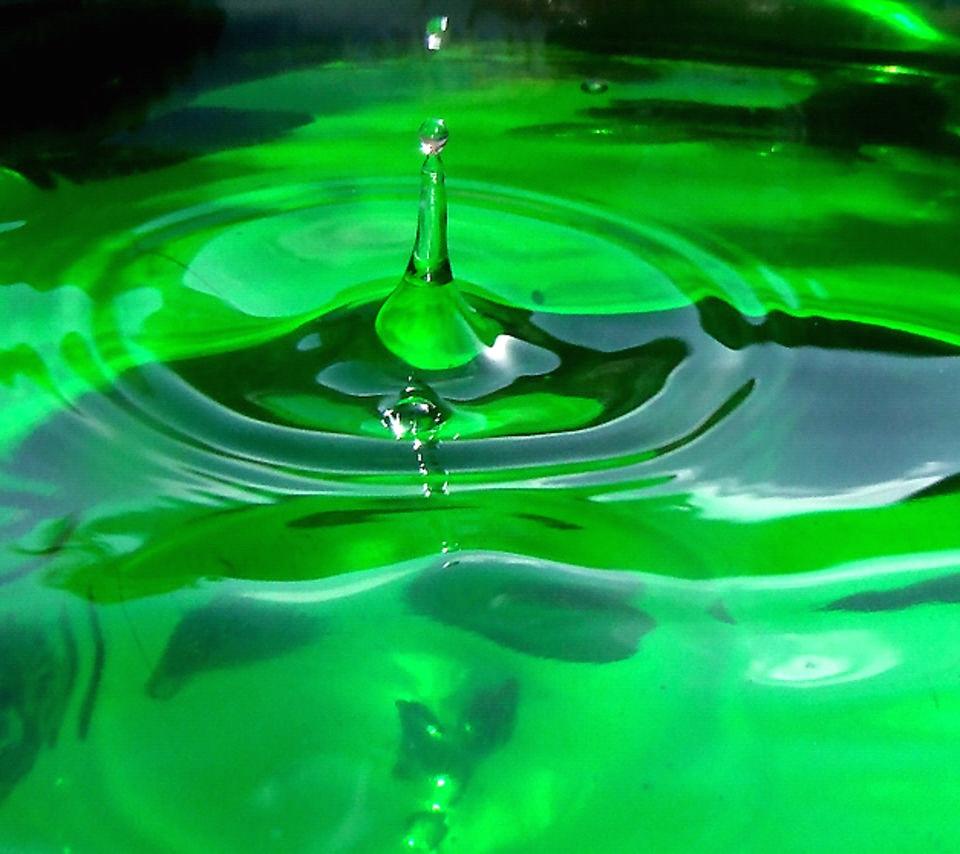 Густые зеленые воды. Зеленая жидкость. Зеленая вода. Зелёный лак с водой. Зеленая водная дверь.